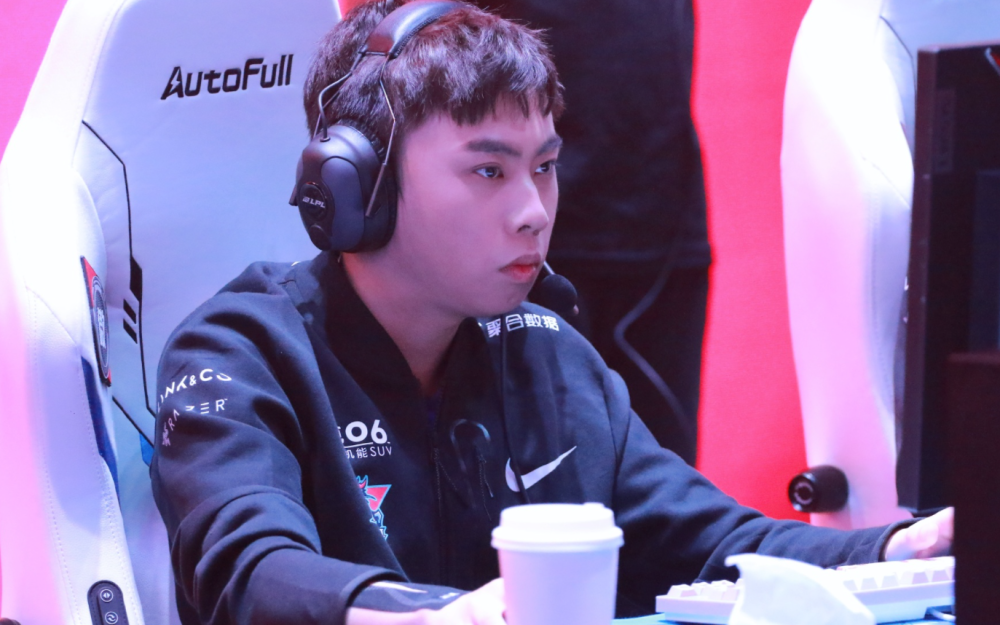 问鼎-橄榄球大奖赛上演强强对话，蓬莱霹雳队翻盘塞外天虎队，战术调整见效；边路成突破口的简单介绍