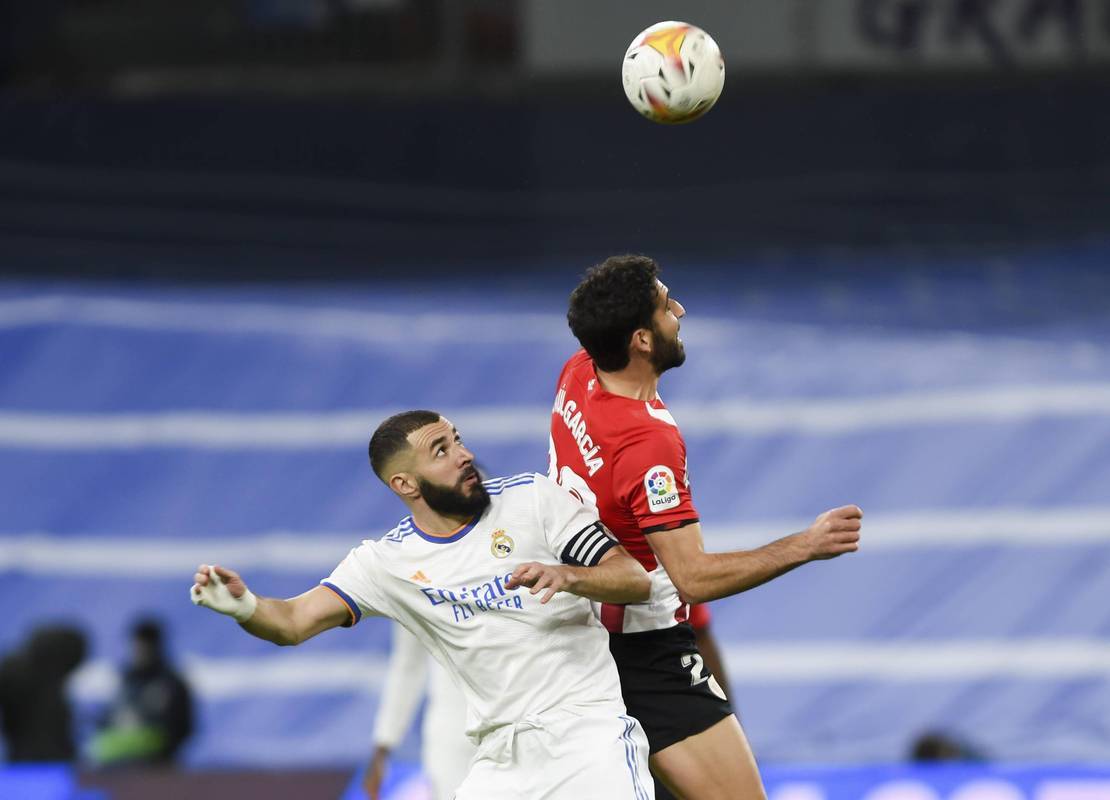 问鼎-关于赛前皇家马德里调整名单以备CBA季后赛，门线救险环节打磨，气氛紧张，团队化学反应显著的信息