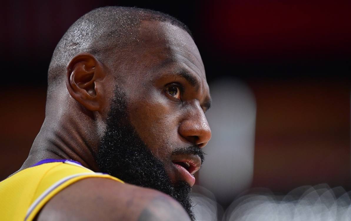 问鼎-詹姆斯迎来十二赛季高光表现，雄鹿球迷沸腾！的简单介绍