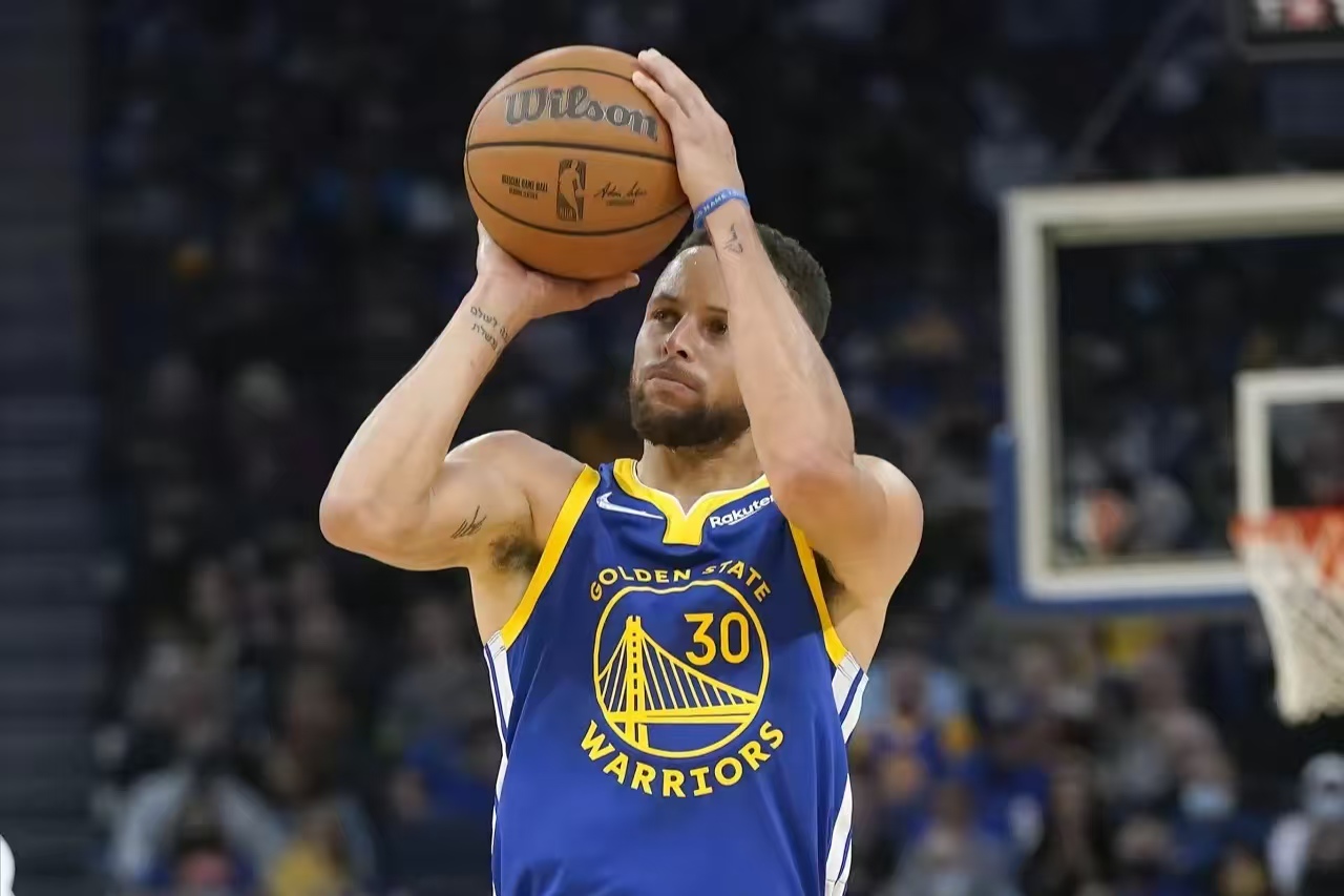 问鼎-包含库里连续二十场比赛得分超过势不可挡，勇士挑战极限！的词条